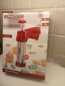 Biscuit press