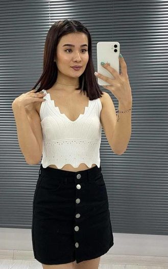 White, knitted top with a V-neckline