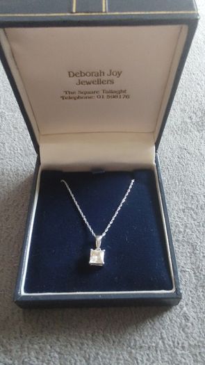 9k white gold pendant