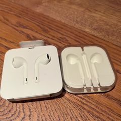 Apple EarPods (Lightning Connector) with case