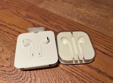 Apple EarPods (Lightning Connector) with case