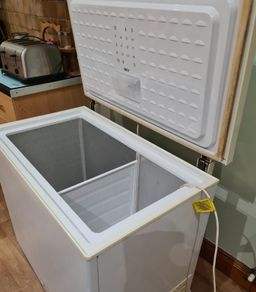 Freestanding Chest Freezer (W57cm x L96cm x H84cm)