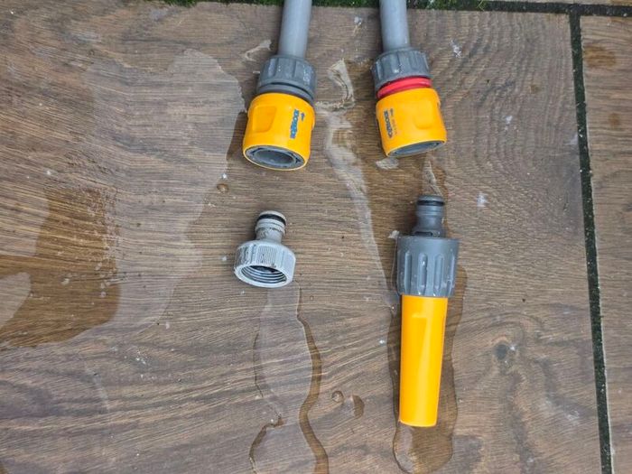 Hozelock Compact Hose Reel 2415 with Hose, Fittings & Wall Brackets