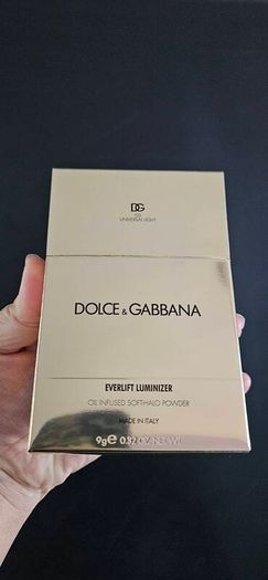 Dolce & Gabbana Everlift Luminizer Oil Infused Softhalo Powder in 00 Universal Light
