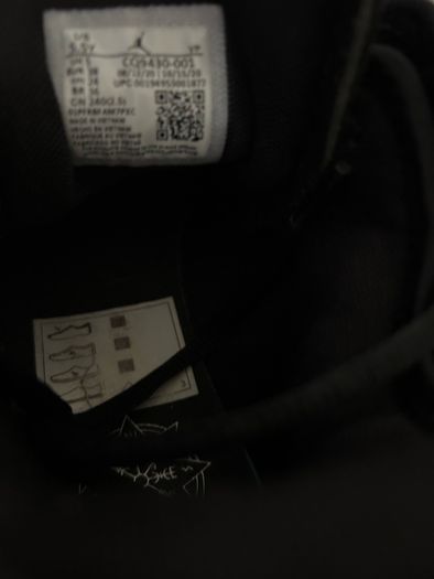 Air Jordans Why not zero.4 size 5