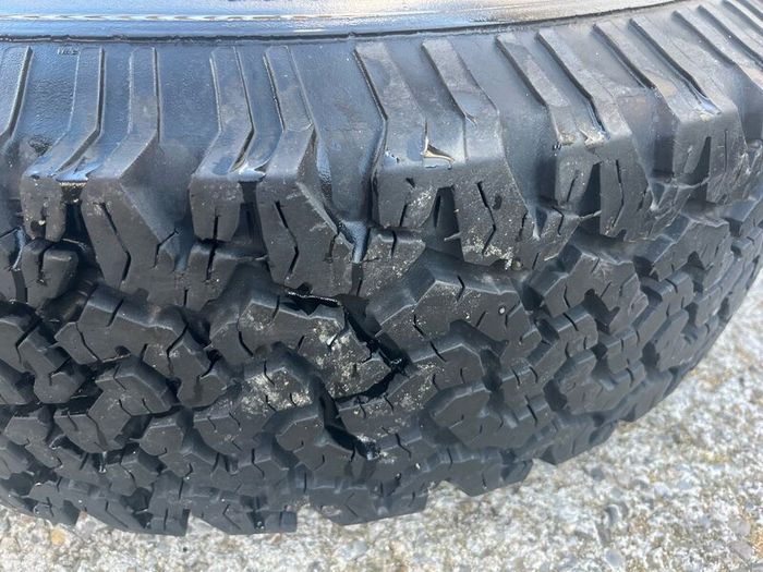 6 BFGoodrich 235/85R16 Tyres and Black Steel Rims