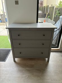 chest of drawers