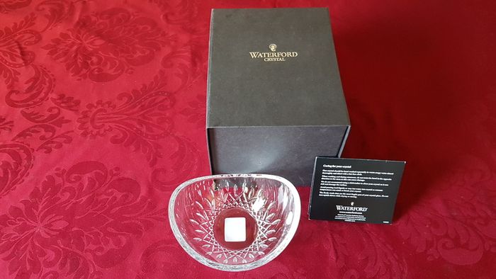 New In Box Waterford Crystal Lismore Pattern 6 Inch Essence Ellipse Bowl