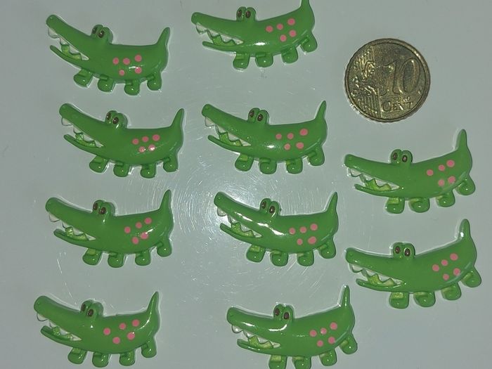 Crocodile resin cabochon pk.10