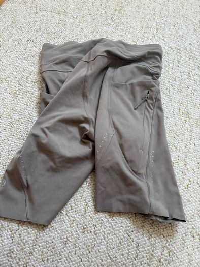 Lululemon shorts / pockets/ dots / UK 8