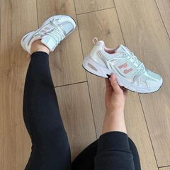 Brand New Womans White and Pink Runners Size 6