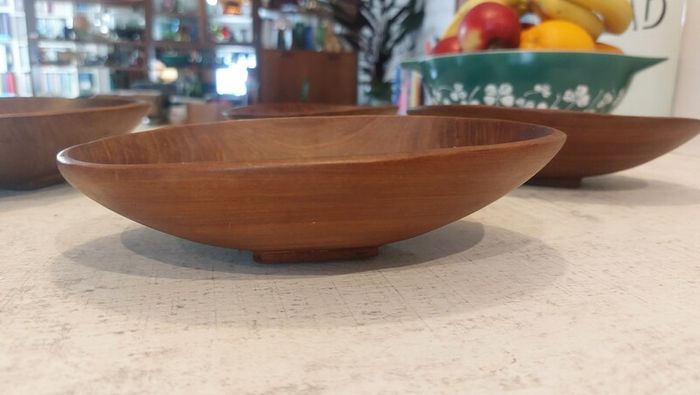 Lovely Set of Four Vintage Mid Century Modern Hand-Carved Wood Nibbles Bowls in Excellent Condition.