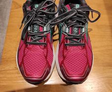 Brooks ladies running shoes size 6