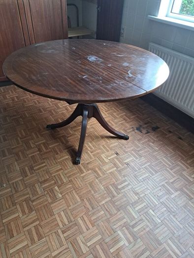 Expandable antique table