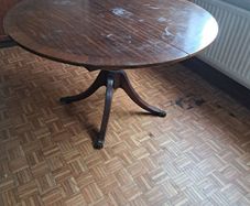 Expandable antique table