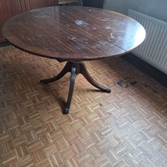 Expandable antique table