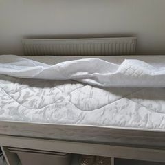 Single bed + mattress ( + 2 girls duvet covers )