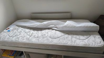 Single bed + mattress ( + 2 girls duvet covers )