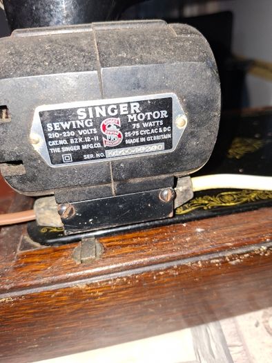Antique Working Singer Sewing Machines from the late 19th to early 20th century,