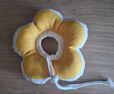 Flower-shaped soft Elizabethan collar