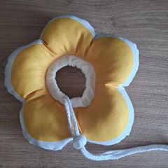 Flower-shaped soft Elizabethan collar