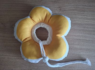 Flower-shaped soft Elizabethan collar