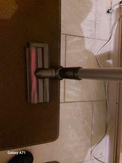 Dyson V6 Vacuum Cleaner, White, Battery not holding Charge, needs new Battery, for parts or repair