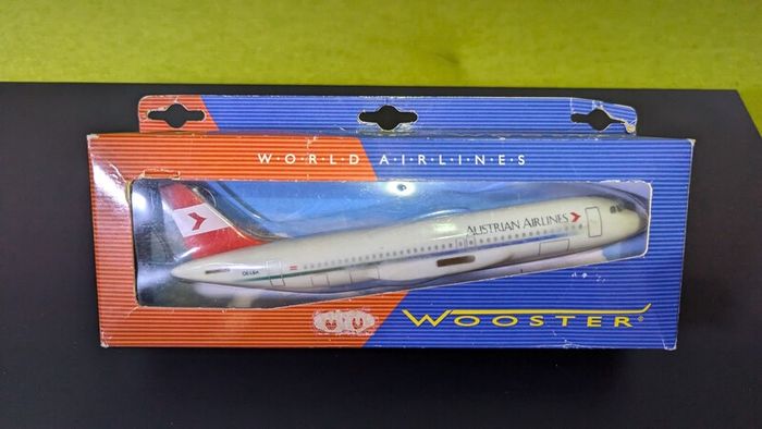 Austrian Airlines 1:200 scale model airplane, Airbus A320 aircraft, made by Wooster