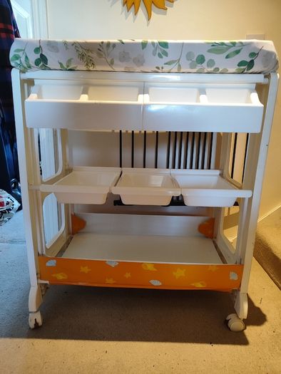 Baby changing unit with integrated bath