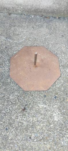 metal stand ,sold as seen,,nice weight to it ,buyer collects or pays postage thank you