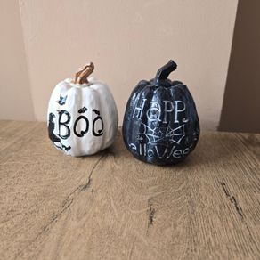 2 halloween pumpkins