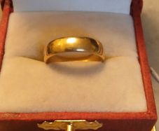 18 ct gold irish wedding band