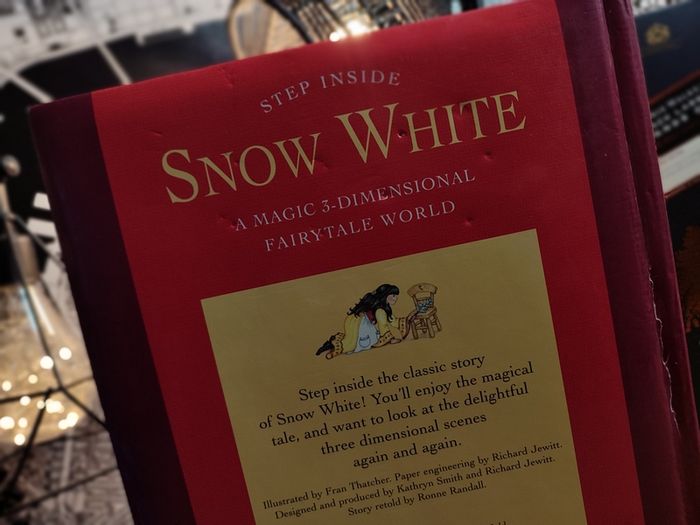 Snow White ! A Magic 3-Dimensional Fairy-Tale ! Hardcover ! 2006 ! by Fernleigh Books !