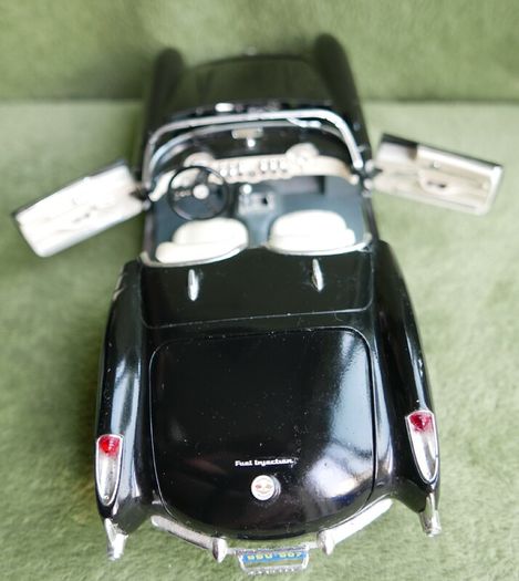 Vintage Bburago Chevrolet Corvette 1957 Convertible Black And White 1/18 Scale