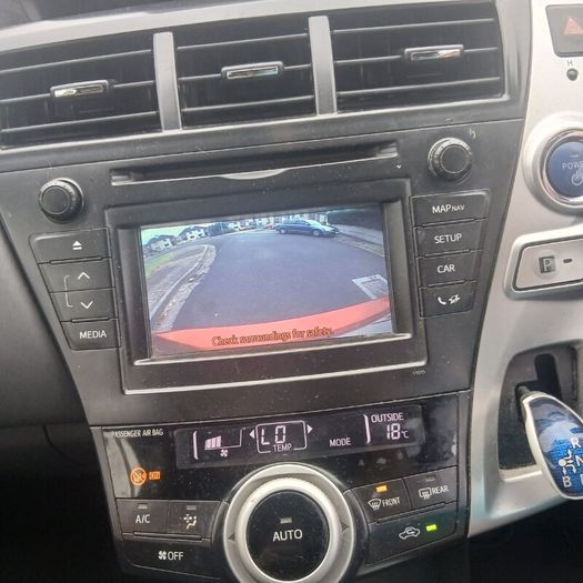 Toyota Prius Alpha 2014