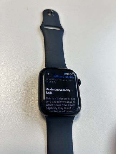 Apple Watch 8 45 mm GPS with charger (84% Battery Health)
