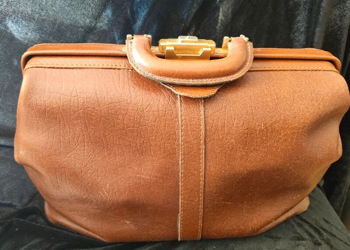De  Boissy vintage leather Gladstone doctor bag