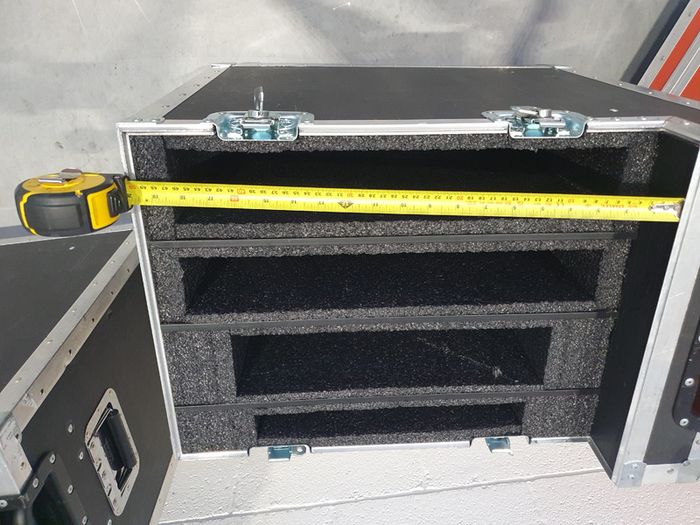 Flight case on wheels  with  Retractable handle
