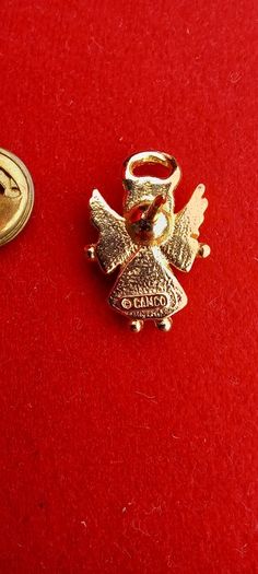 Vintage jewelry is sold individually for 5 to 10 euros