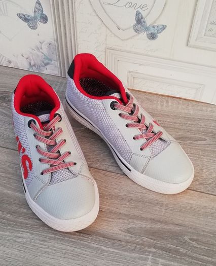 Levi's boys slip on trainers like new condition UK2.. EUR 34