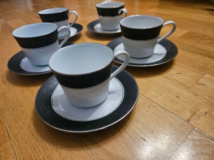 Vintage Noritake Japan. 5 Cups & Saucers.