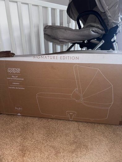 Paras mamas flipXT3 ( new carrycot still in box)