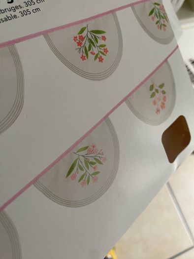 ShabbyChic Decor 2pks of each so 4 pks in total 10e for the lot .Bunting and Table Covering