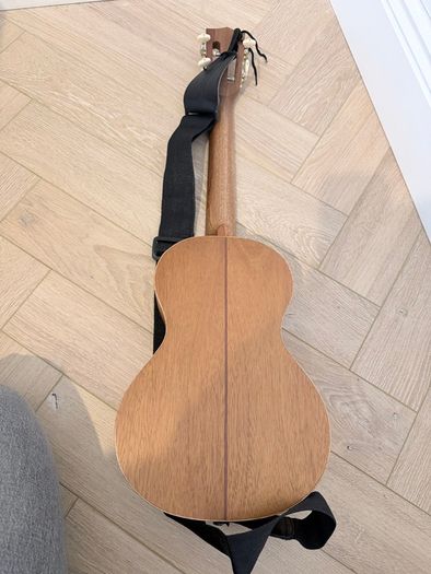 Concert Ukulele with strap & Boston case