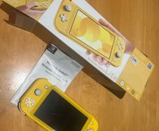 Nintendo switch Lite yellow