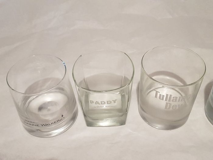 4x glasses ,,2x whiskey glasses 2 x baileys glasses tumblers 1x johnnie walkers 1 x tullamore dew, 2x Bailey's ,prefect condition,,buyer collects thank you,powers sold .