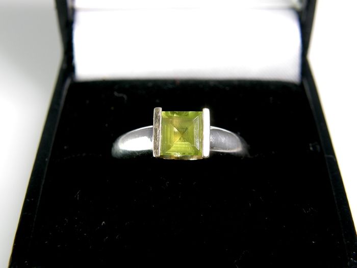9ct White & Yellow Gold Peridot Ring, Modernist Two-Tone Design, Size P, 3.3g, Fully Hallmarked