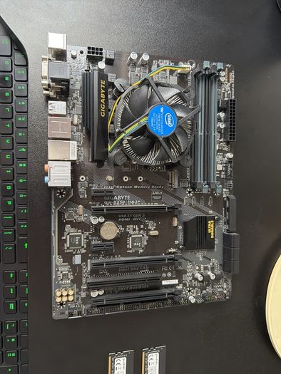 Beginners build motherboard, cpu and ram (working)