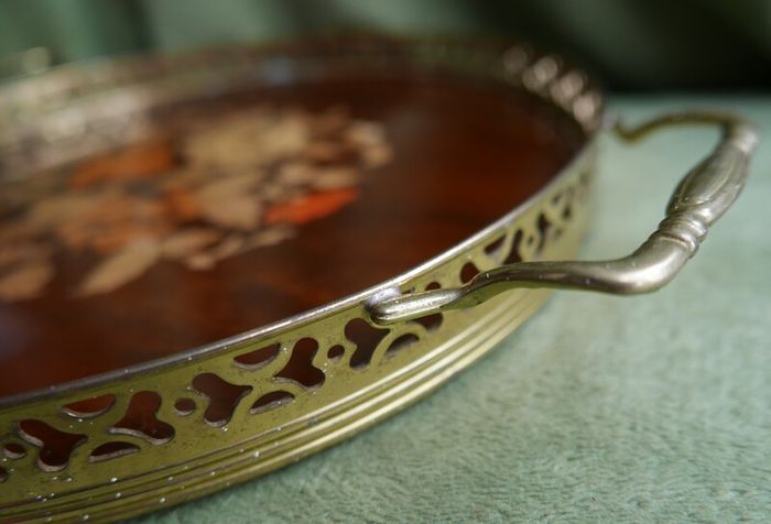 Vintage Beautiful Italian round Sorrento serving tray with burl wood inlay in a brass frame for serving trolleys/tea carts.