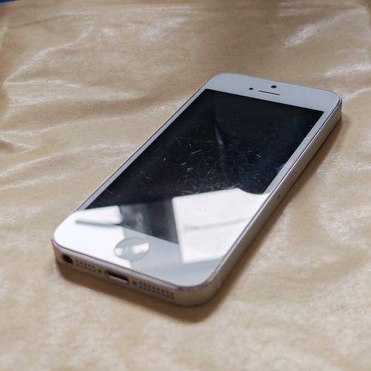 Apple iPhone 5 - 16GB - White & Silver - Activation Locked (For Parts / Repair)